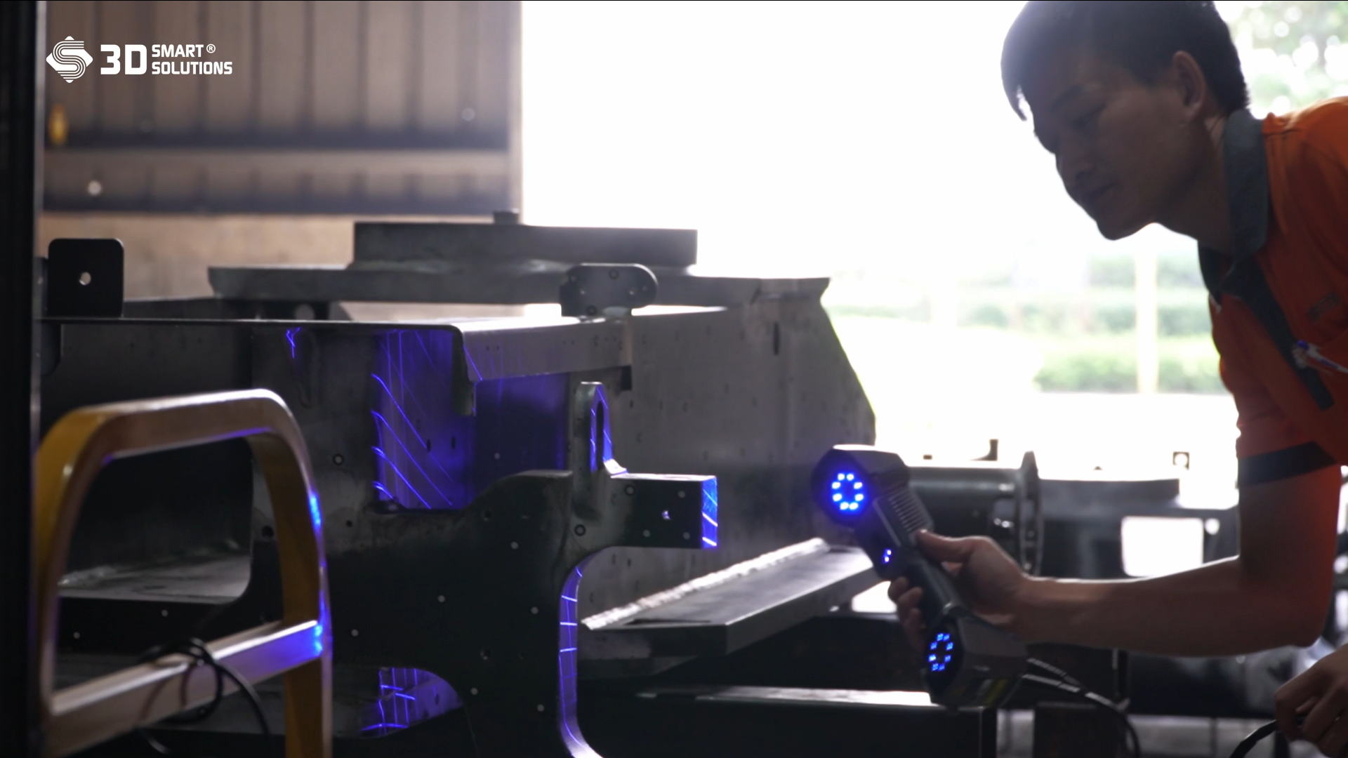 The member of QA department is scanning a large scale part 1(1)